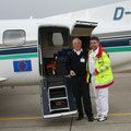 Medical Air Service Assistance GmbH & Co KG zwei Mitarbeiter vor dem Flugzeug