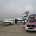 Medical Air Service Assistance GmbH & Co KG, Flugzeug und Krankenwagen auf dem Rollfeld